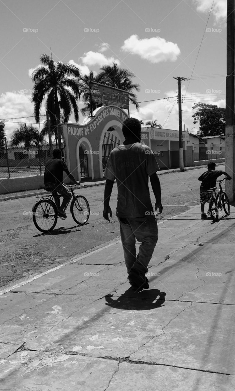 Homem, meninos, rua...