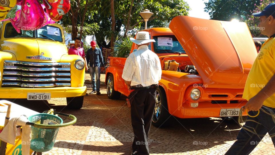 Pick ups  Tuning com um motores potentes! Cores amarela e laranja. Carros da antiguidade. Pessoas...