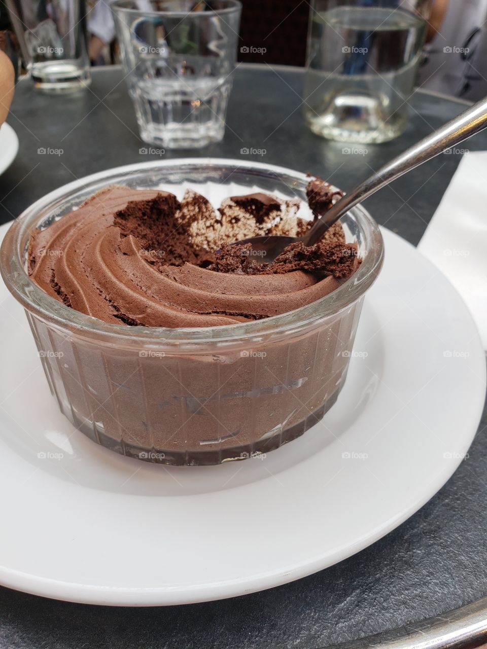 un delicioso postre de chocolate en París