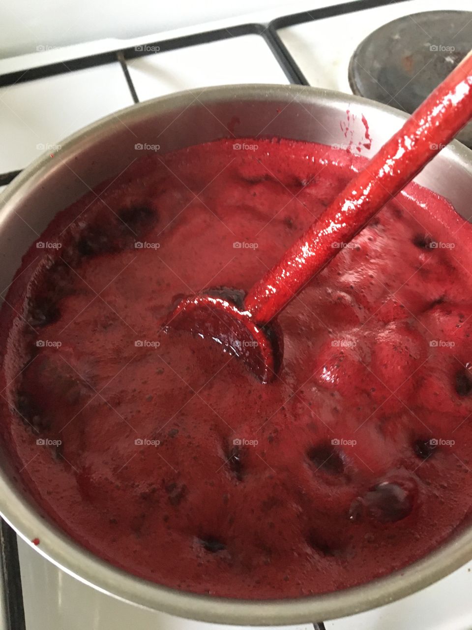 Cooking red fruits jelly
