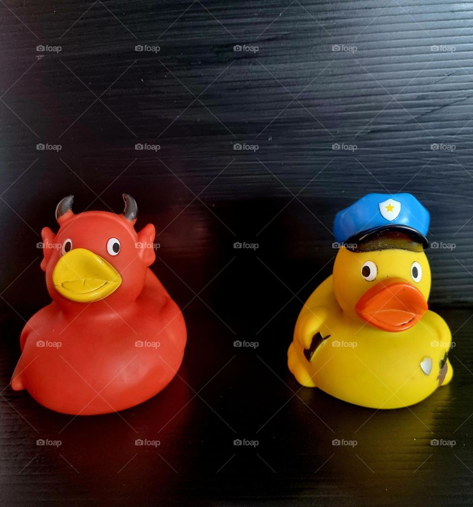 Colorful legos and two ducklings, one of the ducklings is a policeman and the other is a little devil, revealing the difference in character beyond the colors