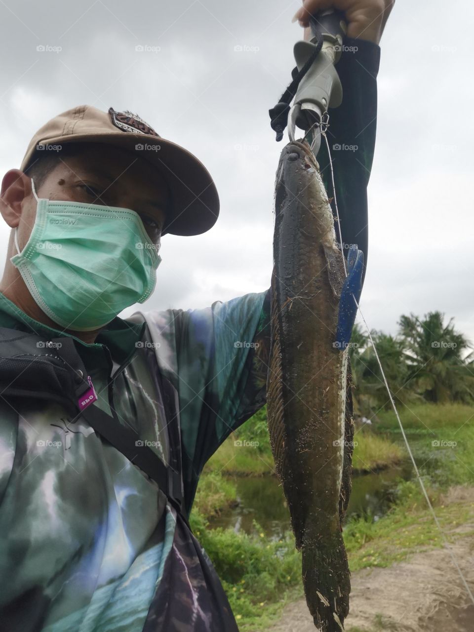 SNAKE-HEAD FISH 1 kg in hand.on the boat. Fishing game, fishing sport