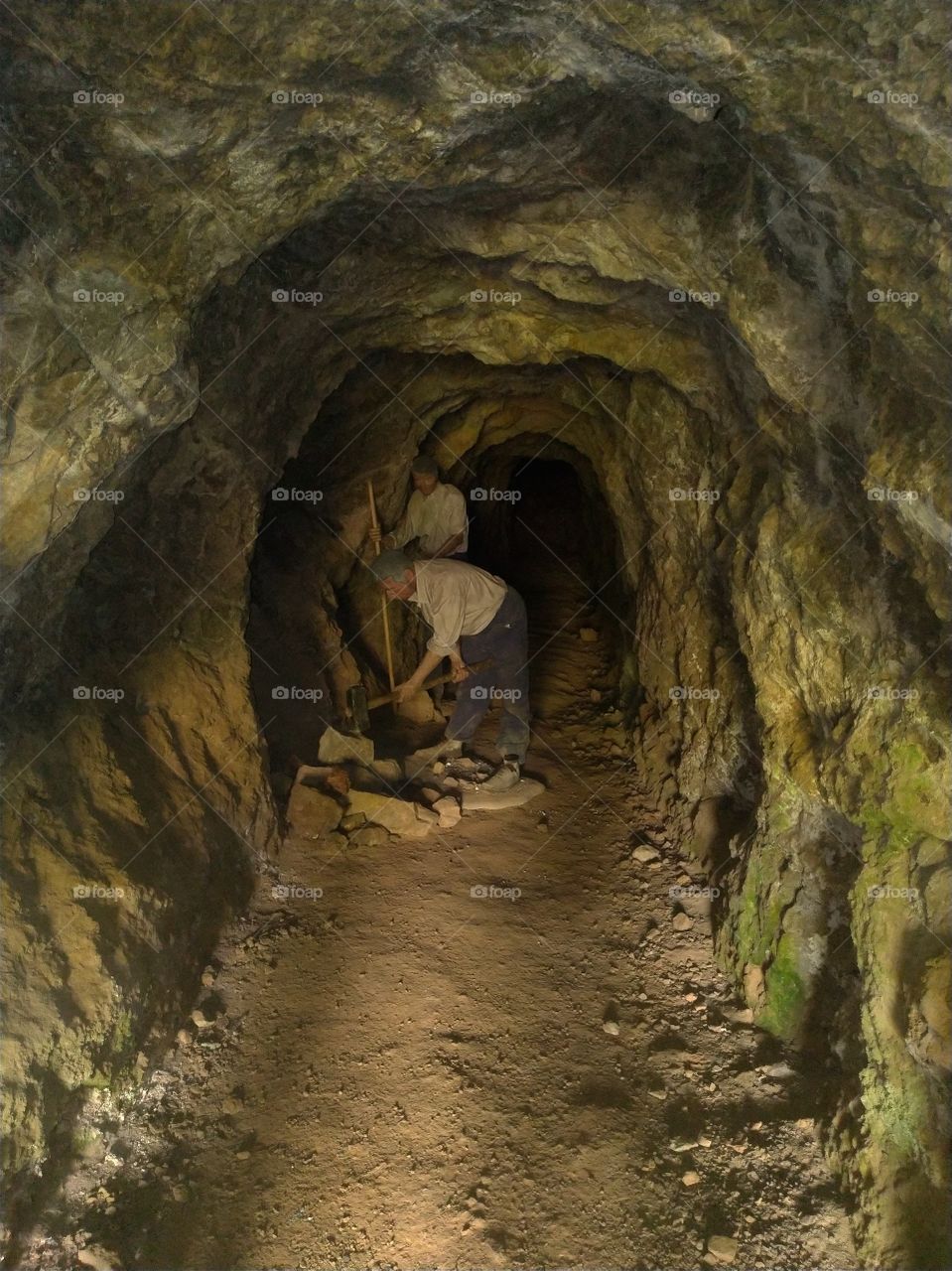 una mina con esculturas de mineros trabajando