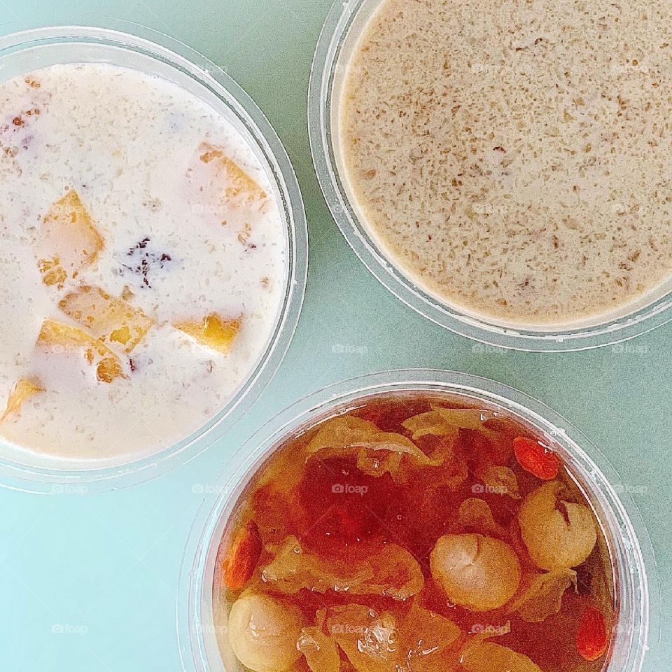 Peach gums in 3 different flavours that is rich In collagen : honey mango in fresh milk, gula melaka in soy milk and Classic with wolf berries, snow fungus and longan