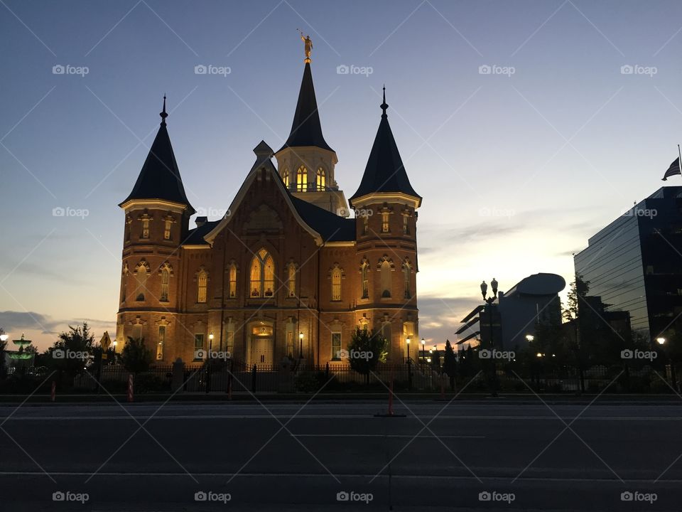 the Provo City Center LDS Temple at sunset with a gorgeous glow // Provo, Utah