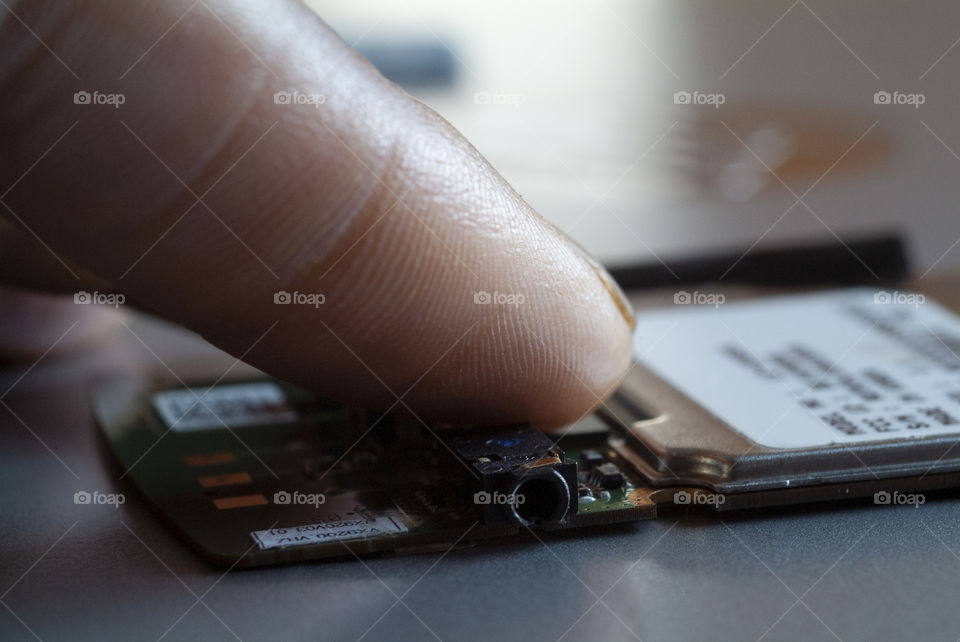 An in depth look at the circuit board of an earlier model keypad cell phone that ushered in a new era of technology.