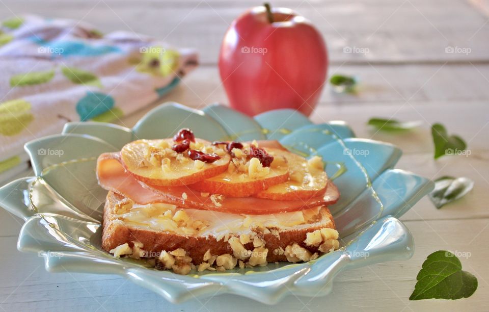 Ham & cream cheese with thin sliced apples, walnuts, cranberries, and a drizzle of honey 🍯
