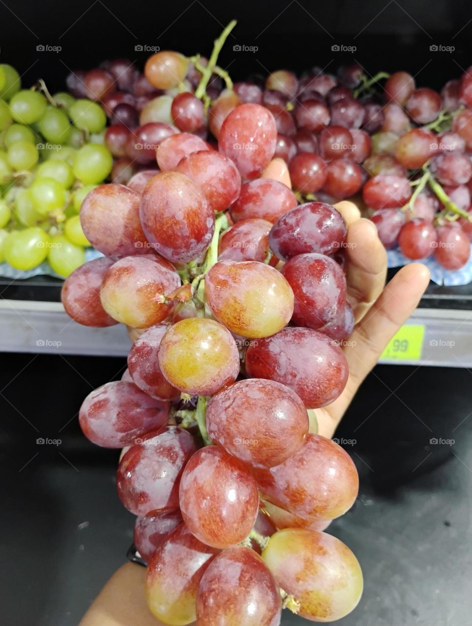 O cachos de uvas é constituído pelos bagos e pelo engaço, que une os bagos do cacho entre se  numa forma que varia de casta para casta.  Cacho de uva  é o conjunto de bagos de  uva unidos pelo pedúnculo à mesma haste