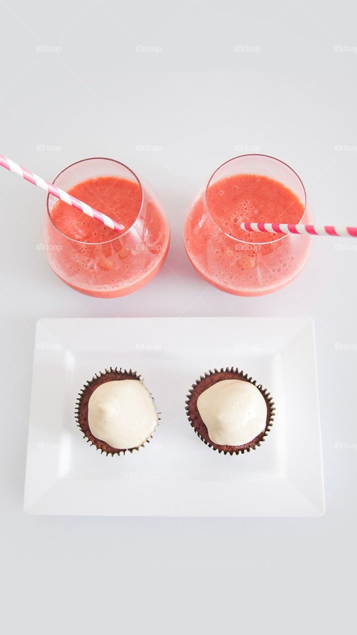 Strawberry Juice and cupcakes for two