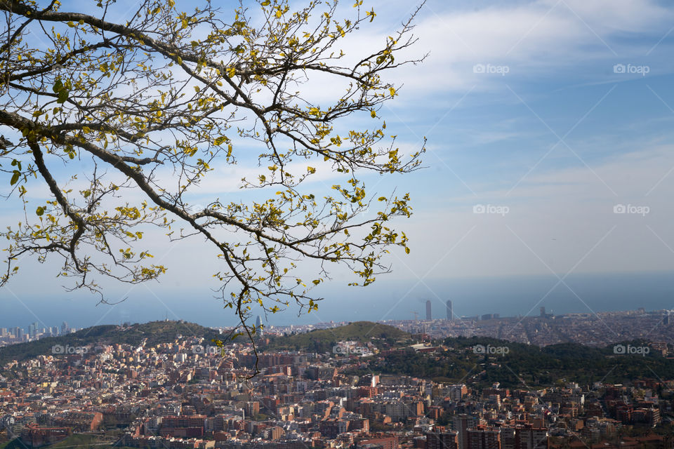 Vista aérea de Barcelona al inicio de la primavera. 