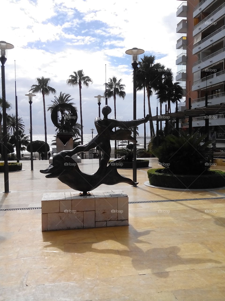 Sculptures by Salvador Dalí at promenade of Marbella, Costa del Sol . Oryginalne rzeźby Salvadora Dalí można podziwiać na promenadzie w Marbella.