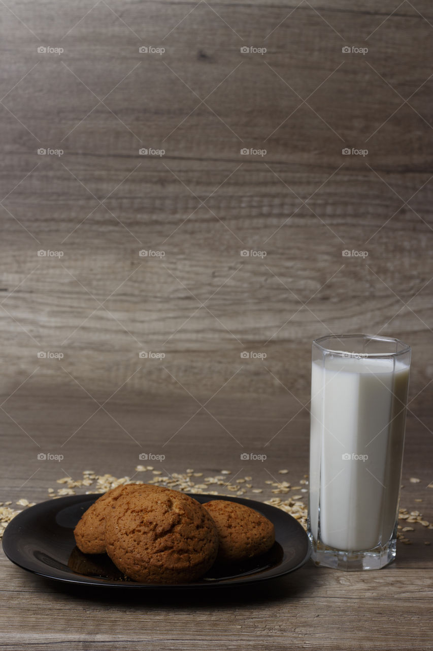 Oatmeal cookies with milk