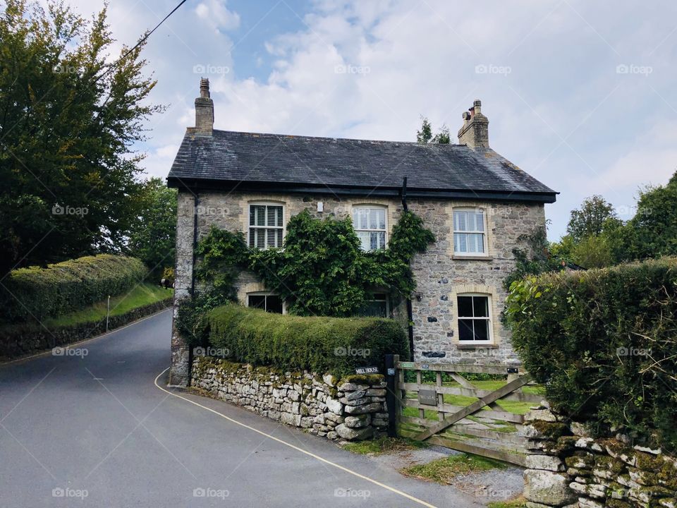 Dartmoor has it all with a wide range of livestock, but also some beautiful country homes and farms. Here is an example of a prestigious country home.