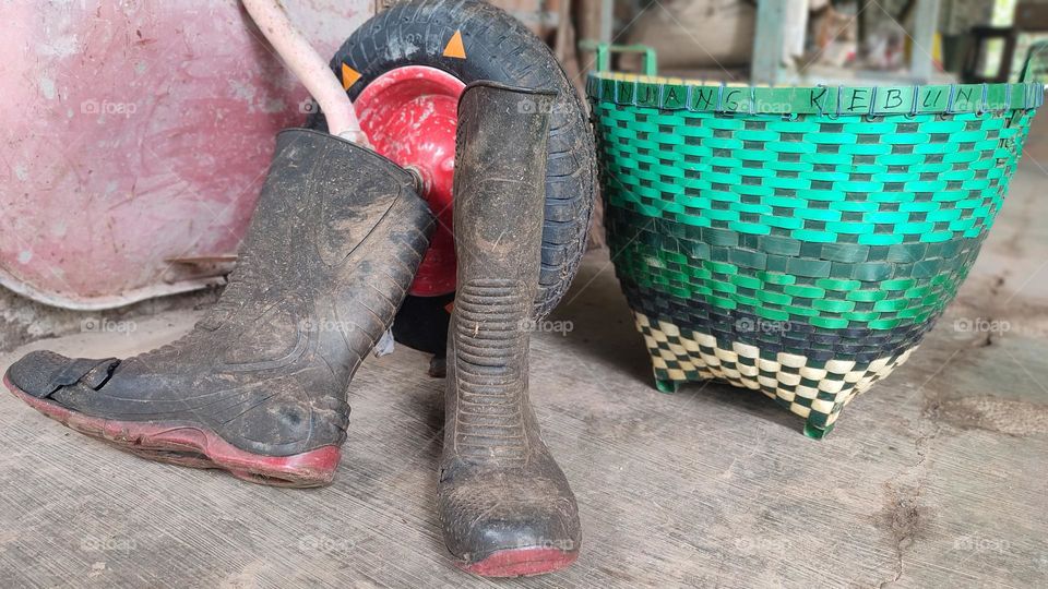 With Bouncing Soles
As a farmer, these boots are always loyal to accompany me when working everyday in the garden.