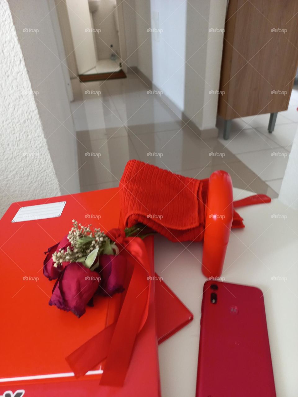 Vermelho a cor do amor, do desejo  e, da  autoconfiança. Como é uma cor quente  e sensual, ela proporciona uma sensação de poder à mulher, além de combinar com vários  de pele