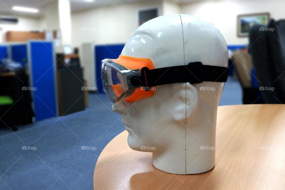 Goggles to protect the eyes when working in the workshop, the chemical laboratory protects the eyes from harmful chemical splashes