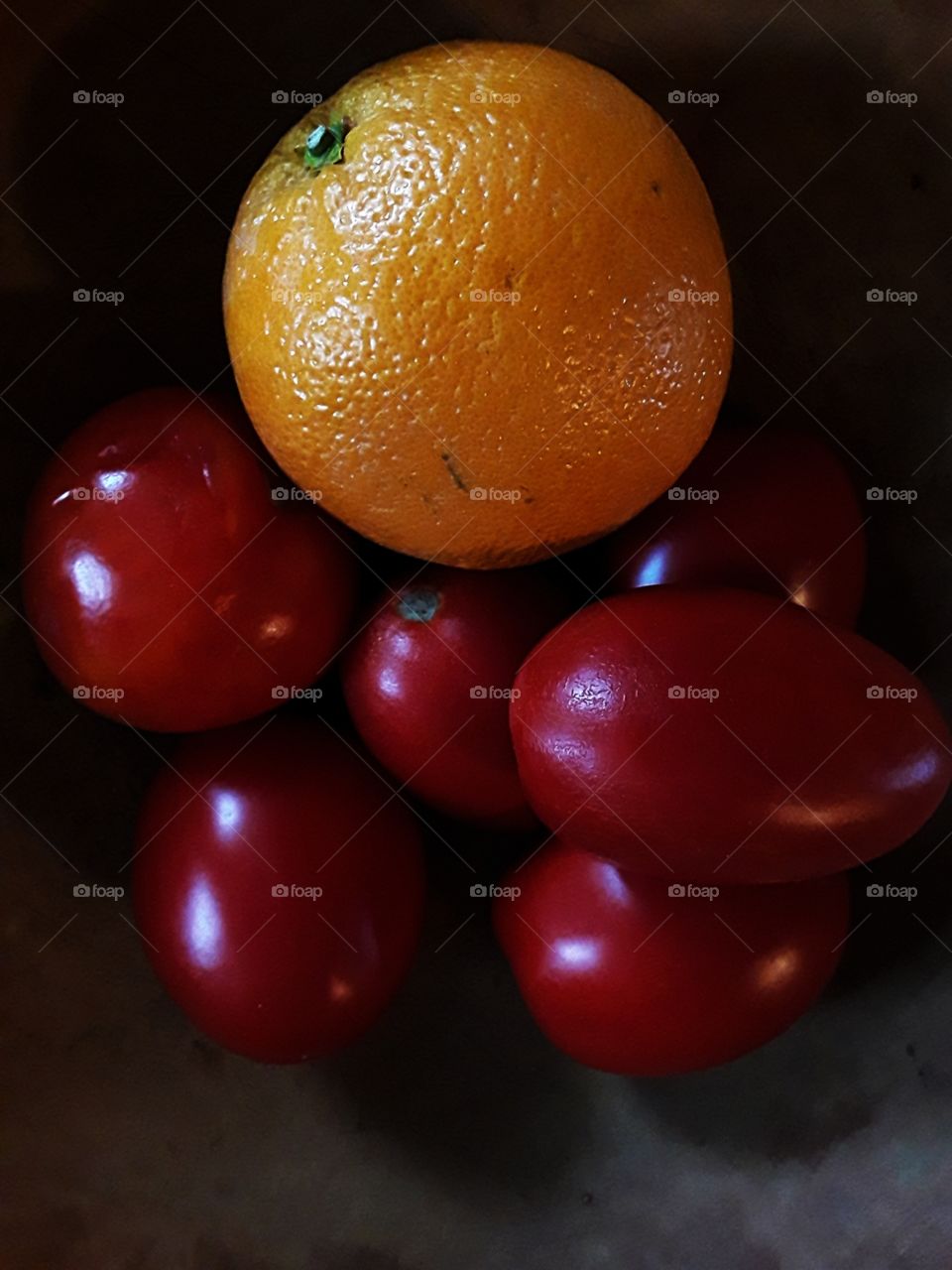 A grapefruit and some tomatoes