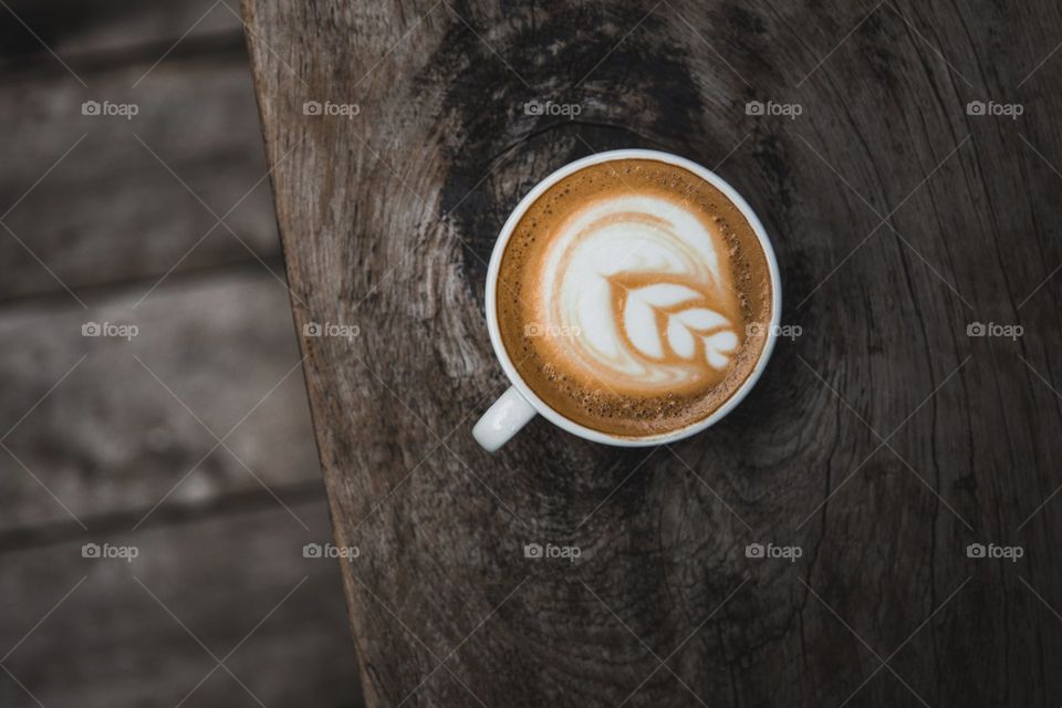 Verter café caliente