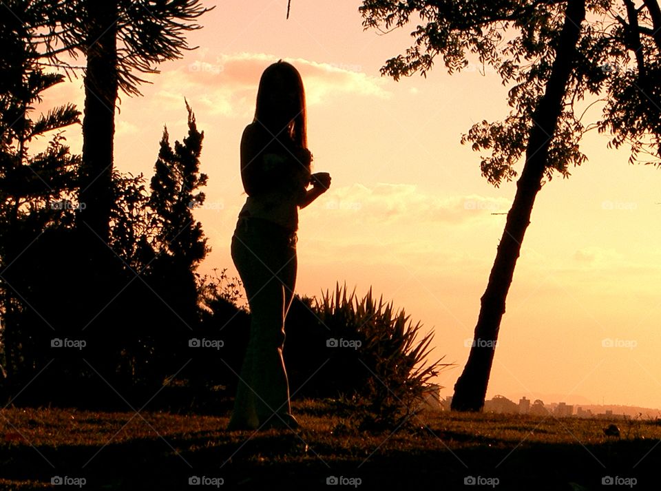 Pôr do sol dourado em Belo Horizonte, Brazil.