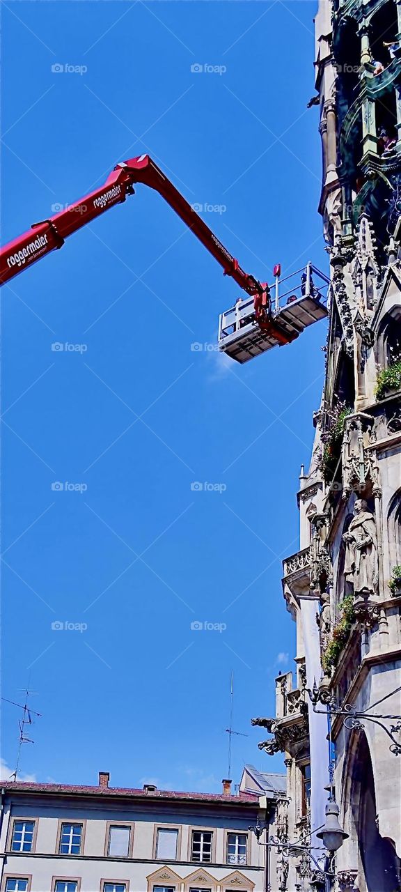 The gothic facade of the „Rathaus“, the city hall of „Munich“, Bavaria is being cleaned by dedicated experts. The landmark building was first erected in the „Middle Ages“ and received a major makeover in the 1800s. 2023. Hypnotic Productions
