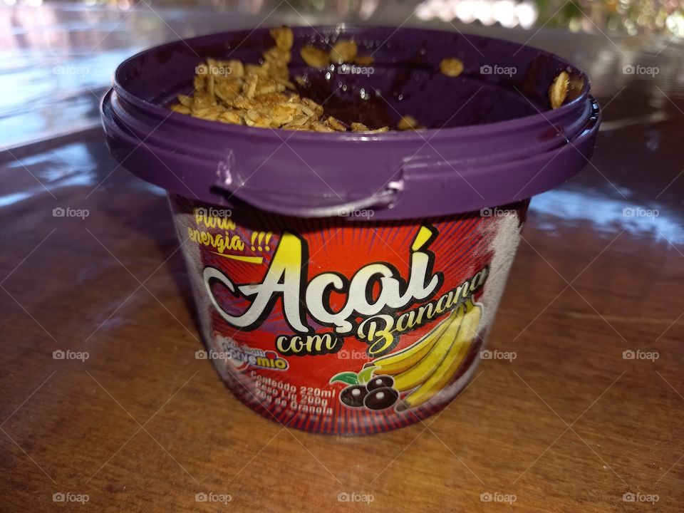 Neste calor só tomando um açaí com banana e granola.