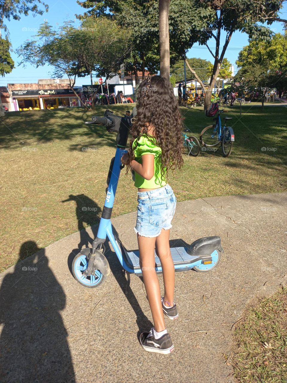 Patinete .  Escolha um patinete com com guidão telescópio e que ofereça boa aderência para as mãos; para a segurança  é melhor ter freios para as rodas traseiras, o que reduz o risco de capotar.