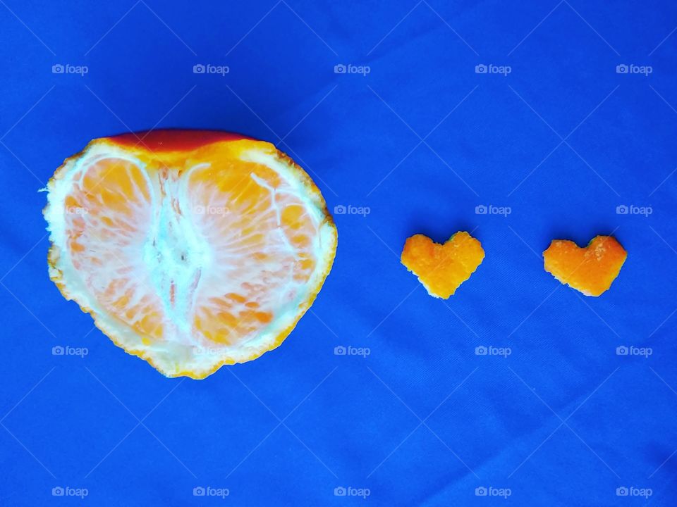 Heart orange. True orange. I didn't edit it's shape. It's sweet and I really enjoy taking pictures of this fruit before I eat them all. Yummy! 😍