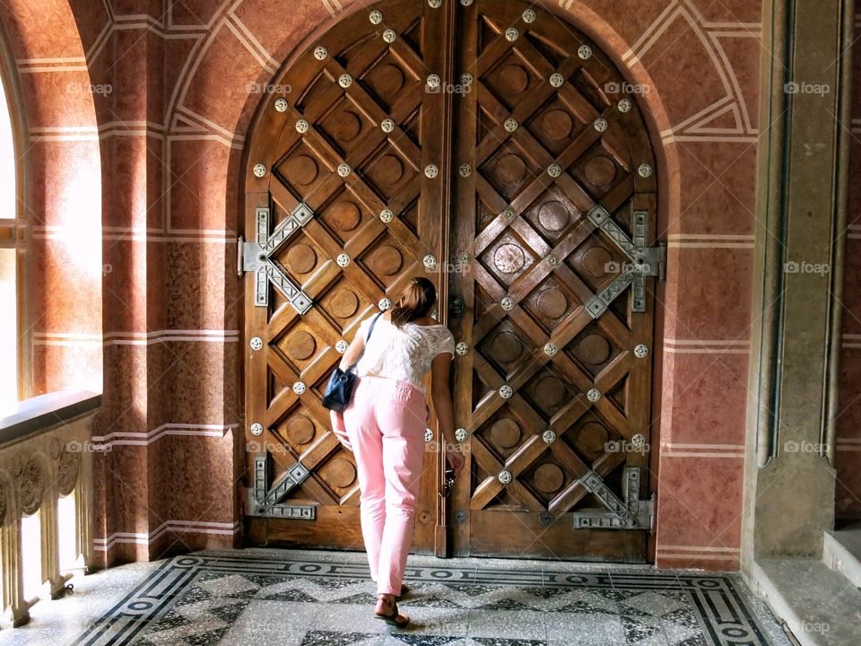 watching amazing door