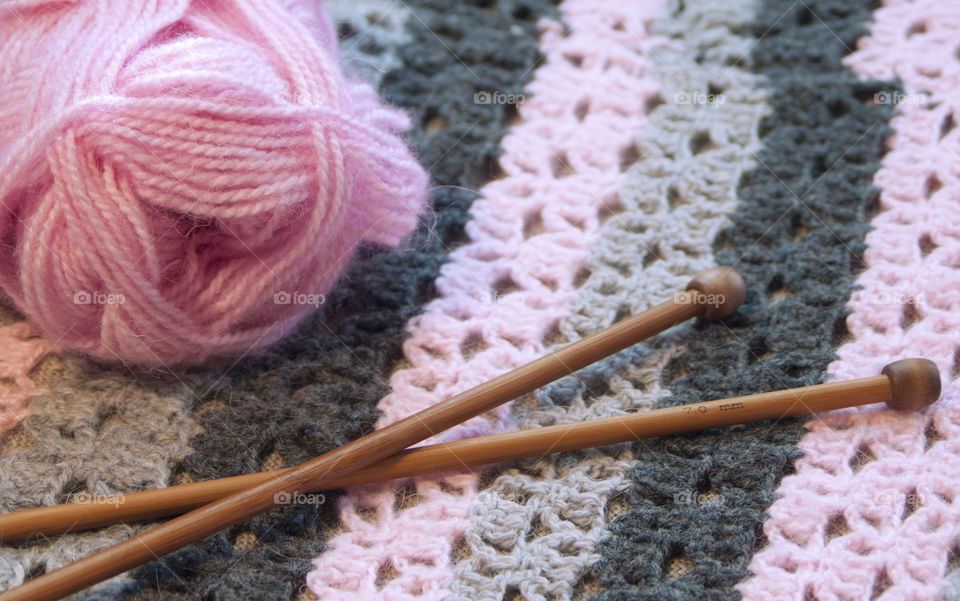 Ball of wool and knitting needle