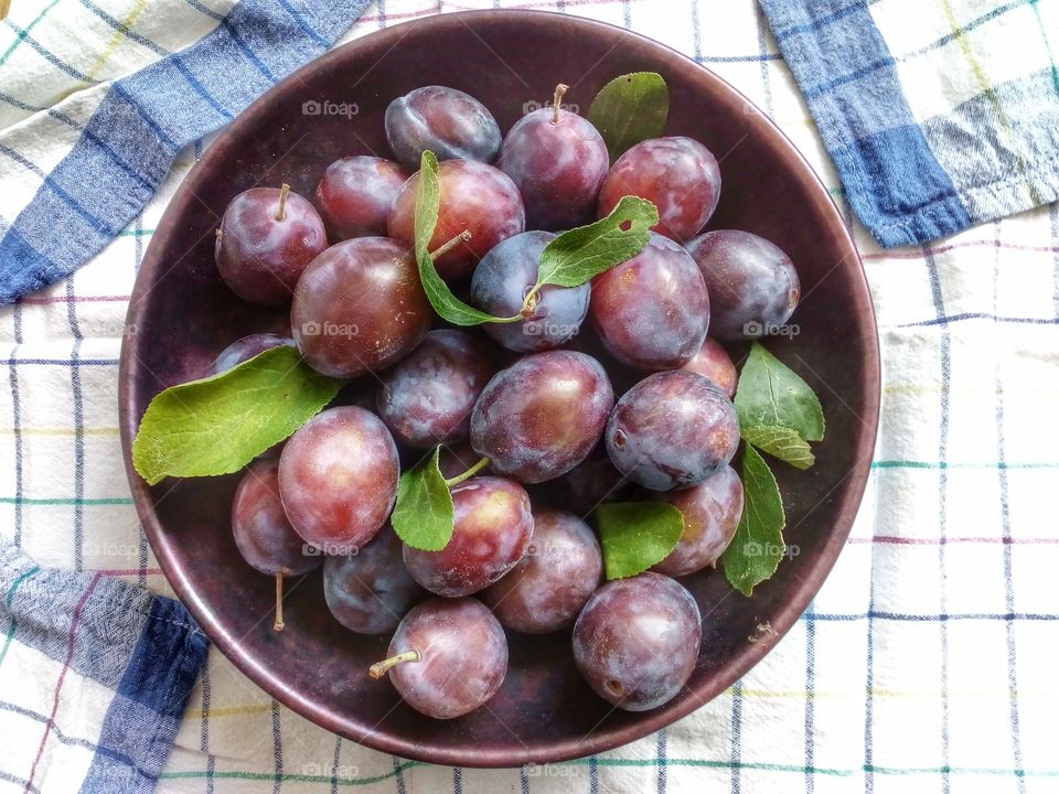 prunes placed in a try with cloth