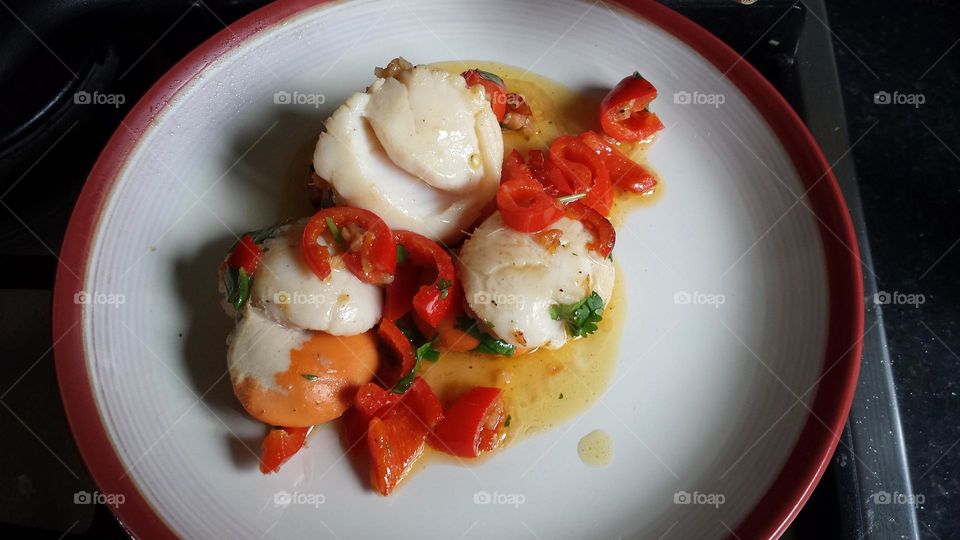 Scallops with chillies and olive oil