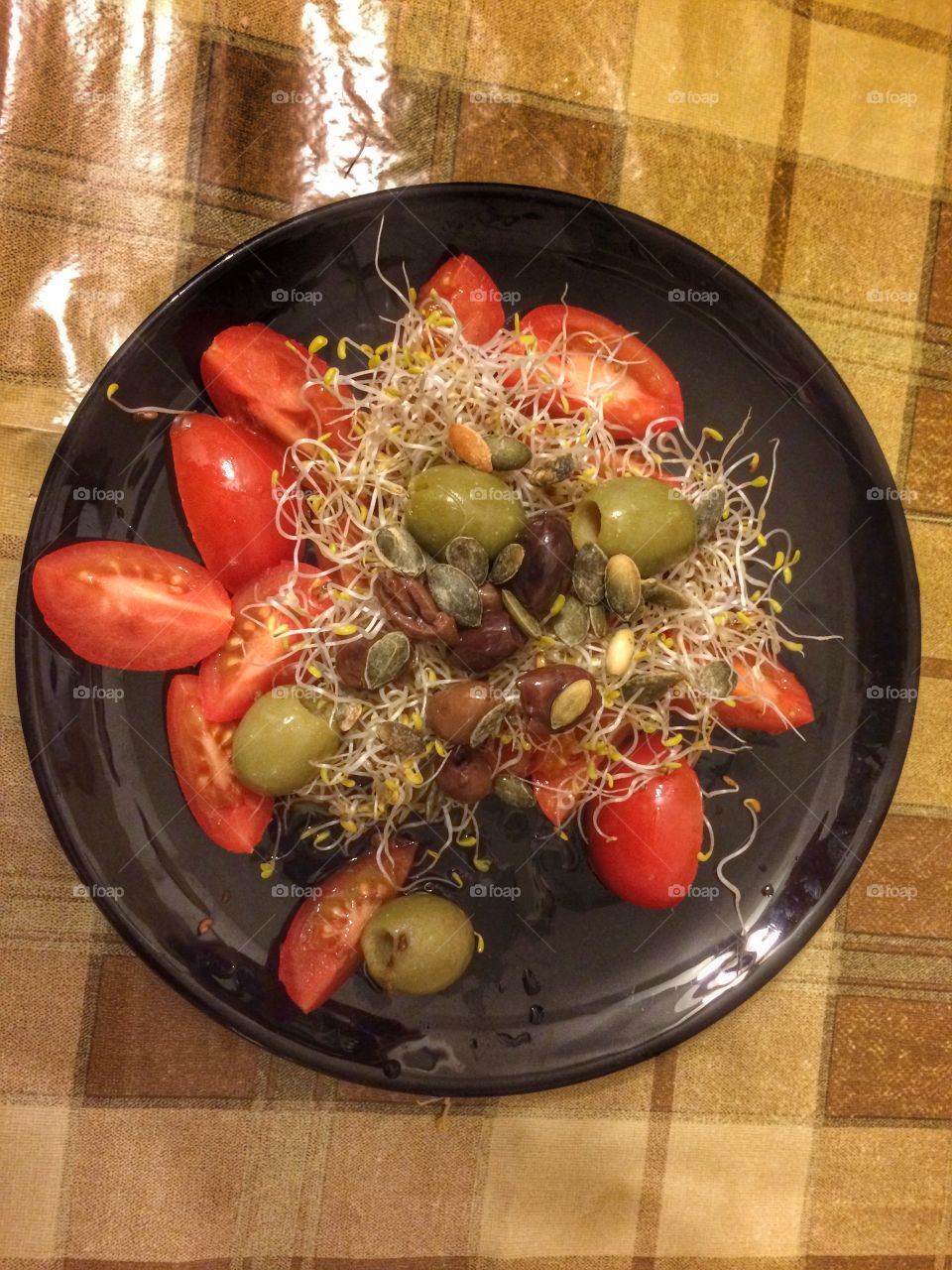 Insalata germogli pomodorini olive