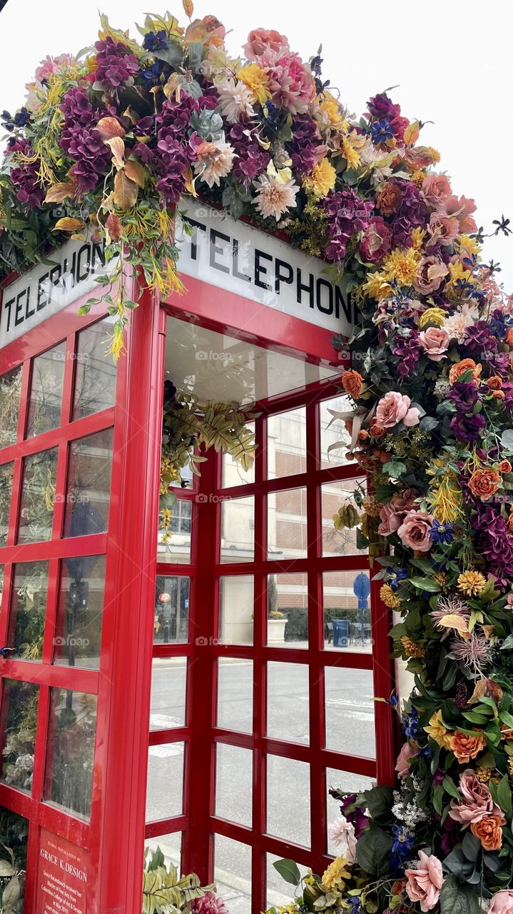 A lovely red British telephone booth in the middle of Ohio. It’s adorned with a bouquet of flowers! Grace K Design.