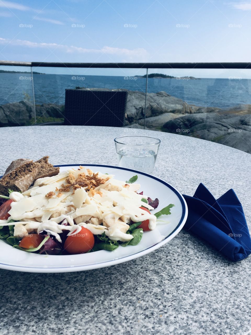 Lunch by the sea 