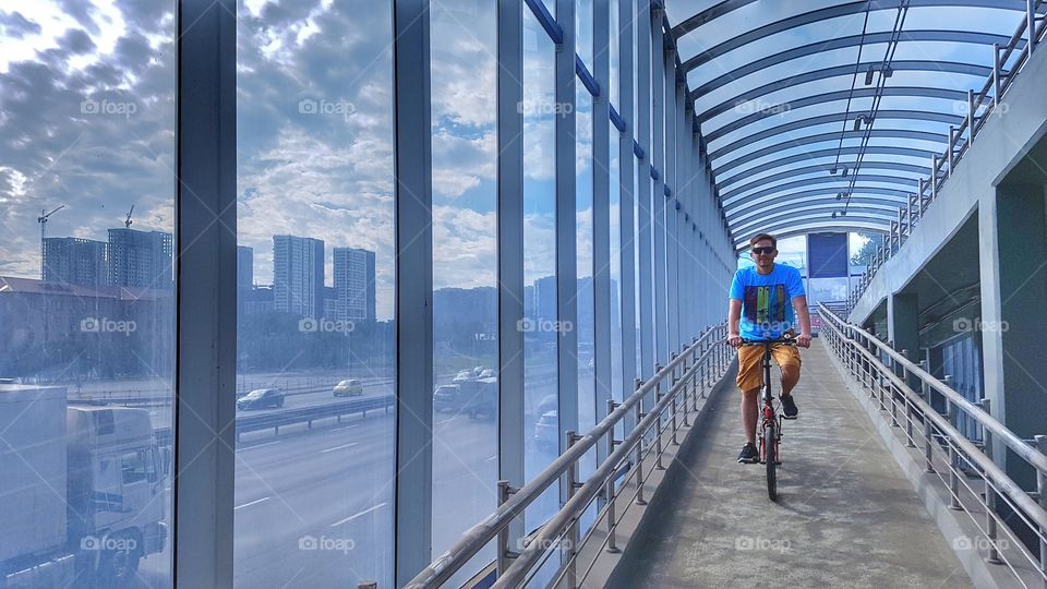 велосипедист, мужчина на велосипеде, город, городской пейзаж, мост, переход
