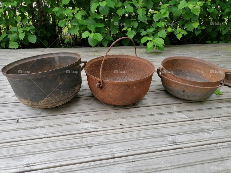 Old iron pots rusty. Plenty of great patina. After washing and burning can be used again. Or put even flowers to grow beautifully!