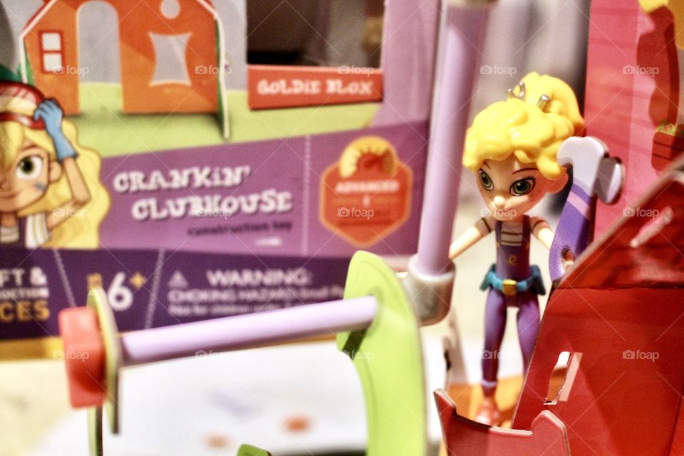 Goldie Blox Builds A Clubhouse 