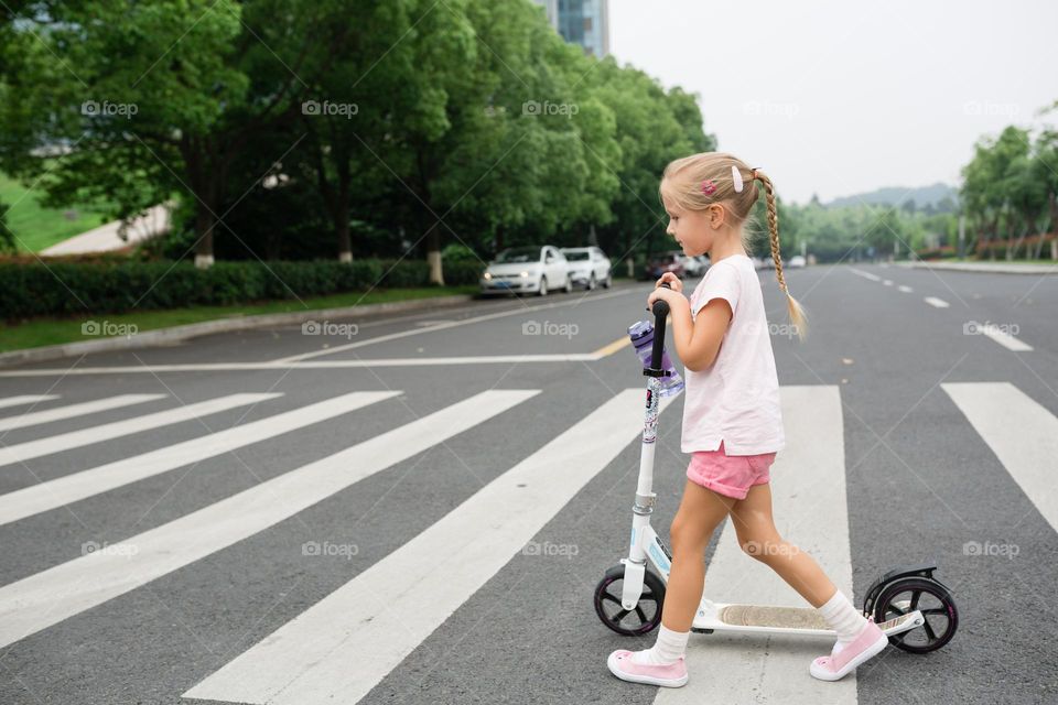 Kid going on crosswalk 