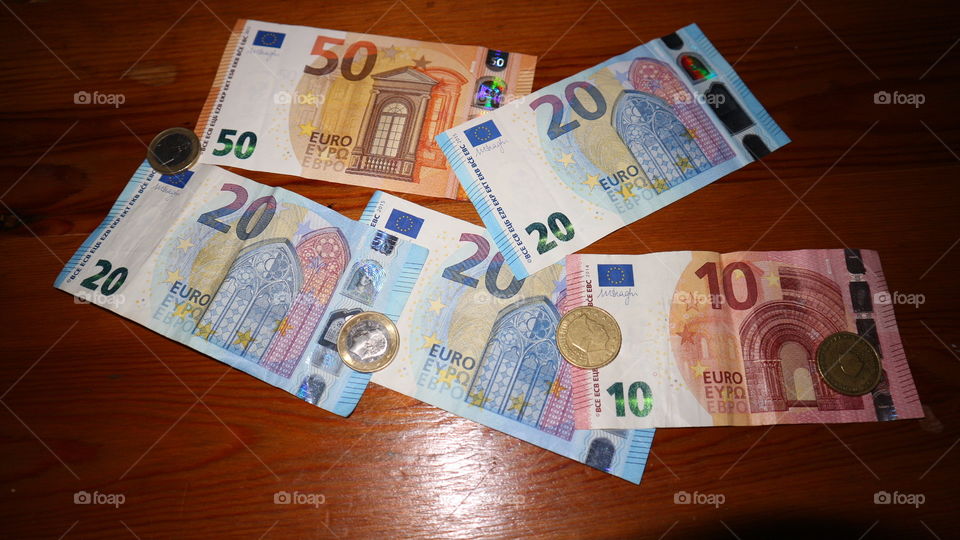 Money  €