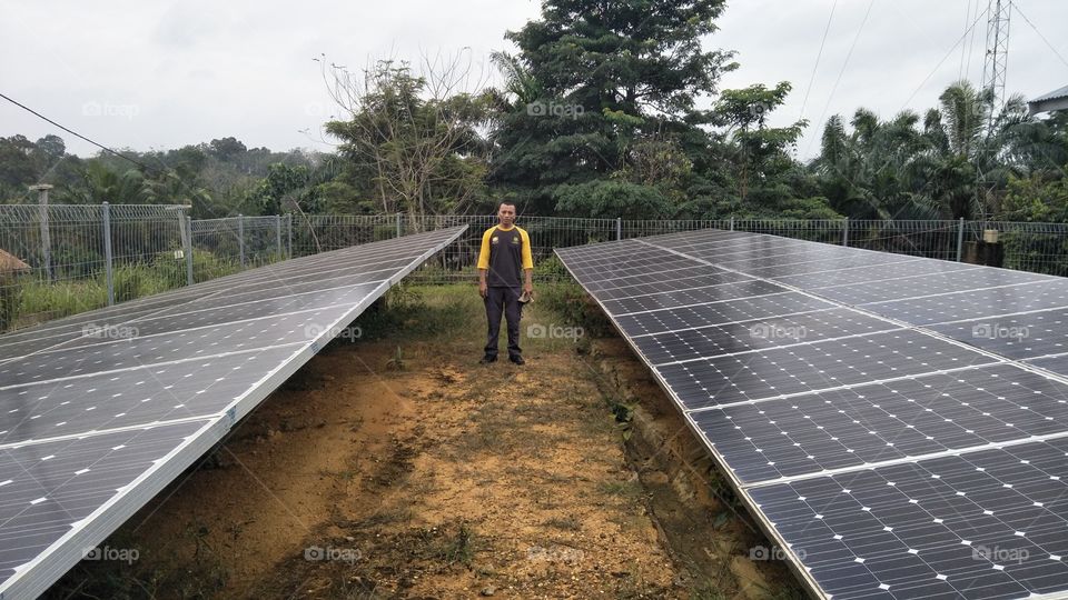 panel surya pada pembangkit listrik tenaga surya komunal desa talang aro kecamatan muara bulian kabupaten batanghari provinsi jambi