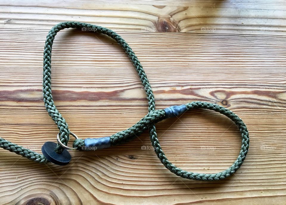 Figure of eight dog lead ... amazing no pull lead ... walked our Red Setter and held him using only one finger with this lead/leash .. if you have a dog that pulls then I can recommend you buy one of these ASAP ๐