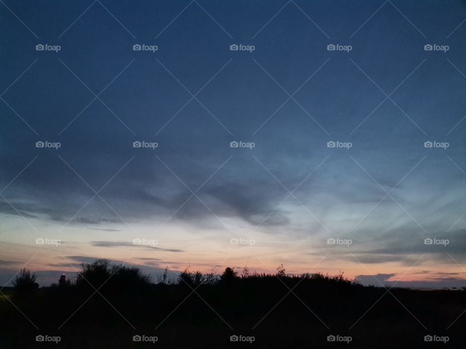 💙 Beautiful Sunset over a Plain with Blue Sky
🌐 Natural Wallpaper or Background