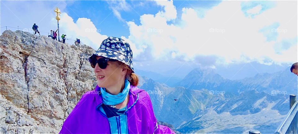 Oh the incredible joys of high altitude !!! They are felt by our lady on the “Zugspitze” plateau reached by aerial tramway located right below the summit that at 2962 m makes this the tallest mountain in the German “Alps”. 2024. Hypnotic Productions