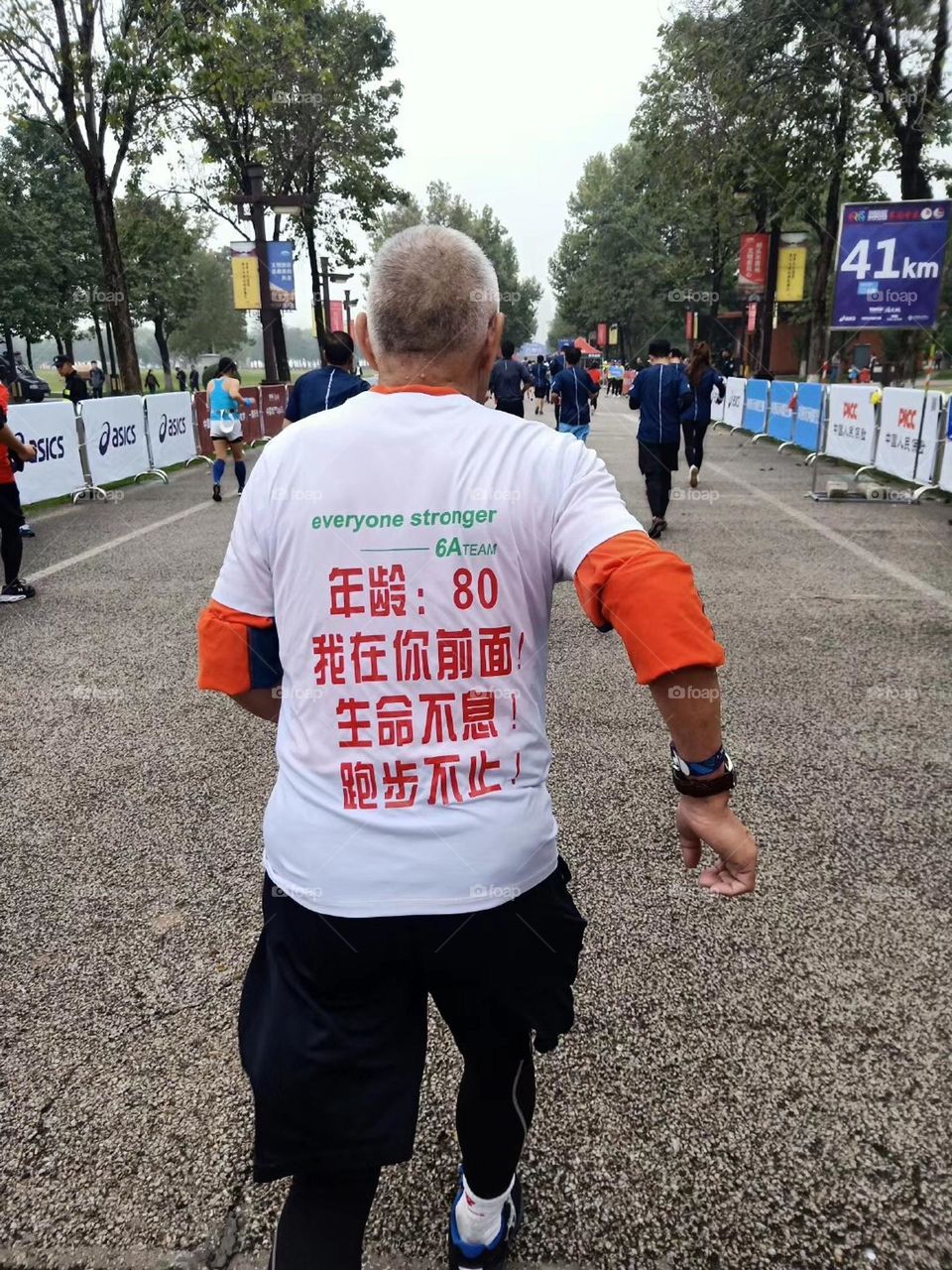 The North and the South now meet, the audience in unison.
Runners open face frequency response, Xi’an city happy marathon.