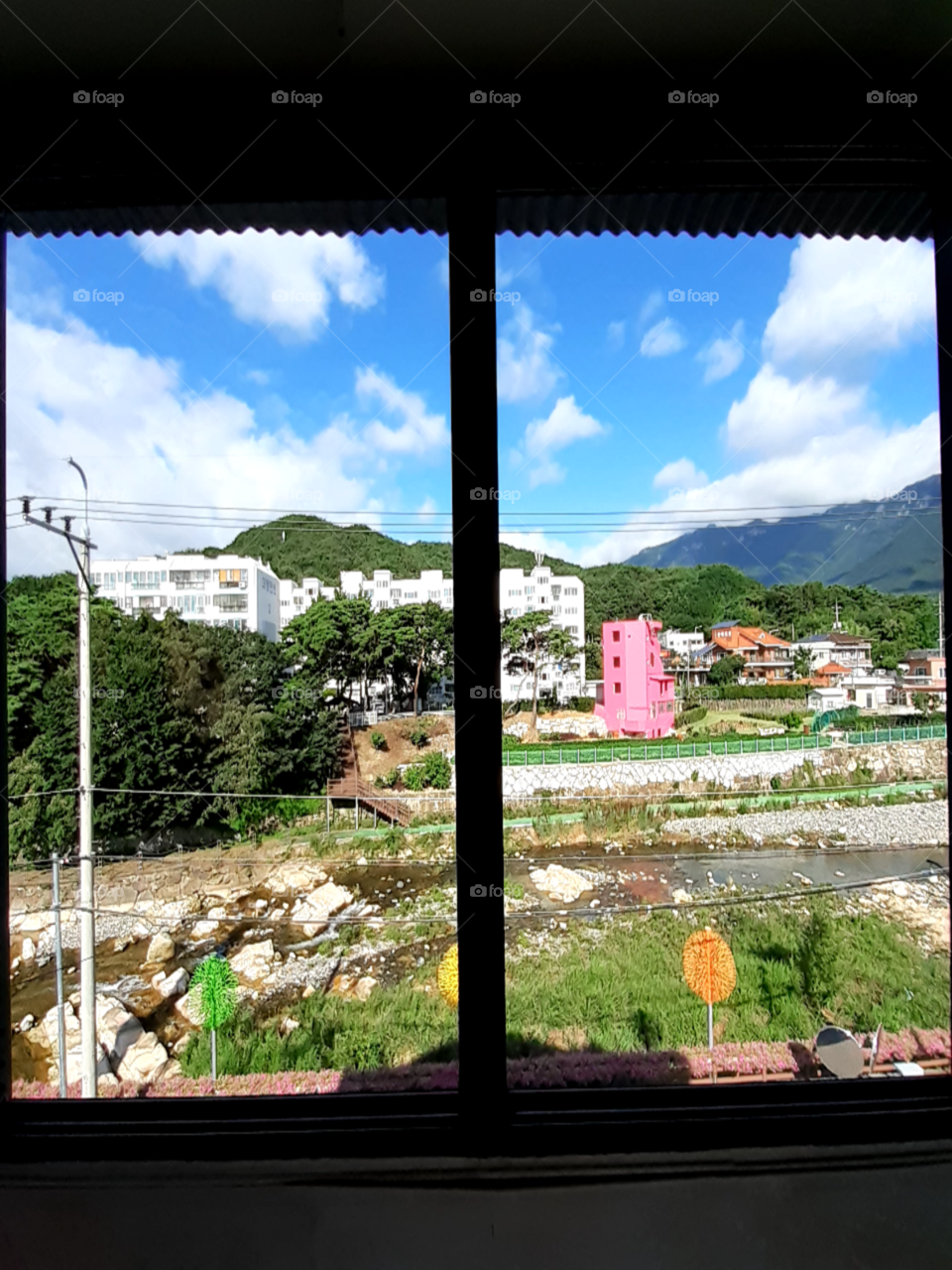 today the weather is magnificently beautiful. watching this scenrey from my window makes my blue heart smile. not everyday  is like this. so, today I'm so bless to be able to witness it.