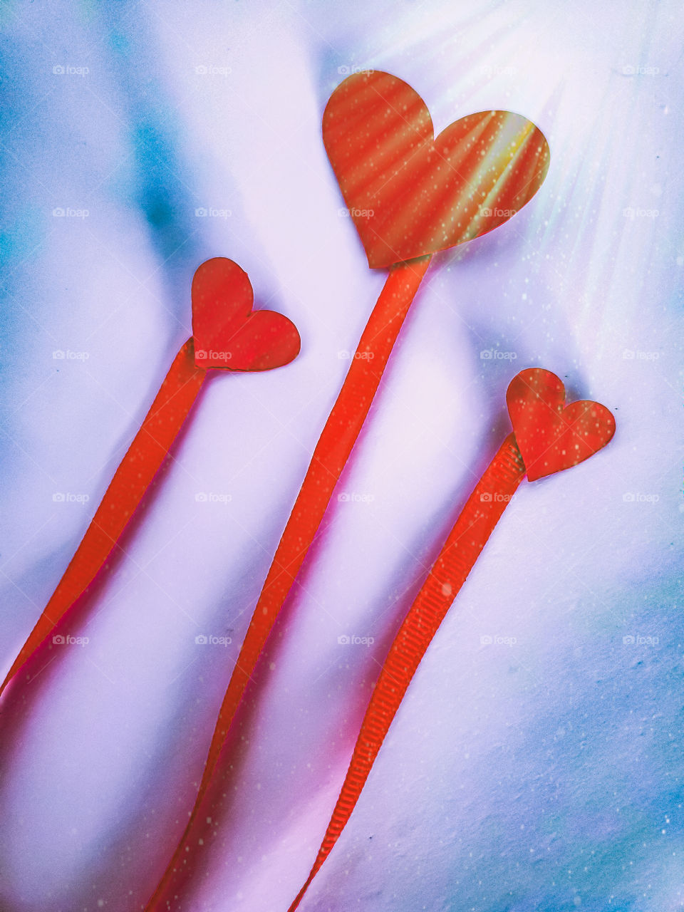 Flatlay: three red hearts