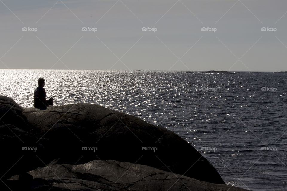 Sitting by the sea - silhouette - siluett man hav