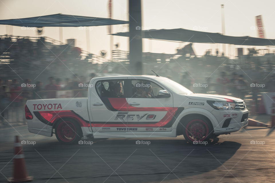 Toyota hilux revo drift show 