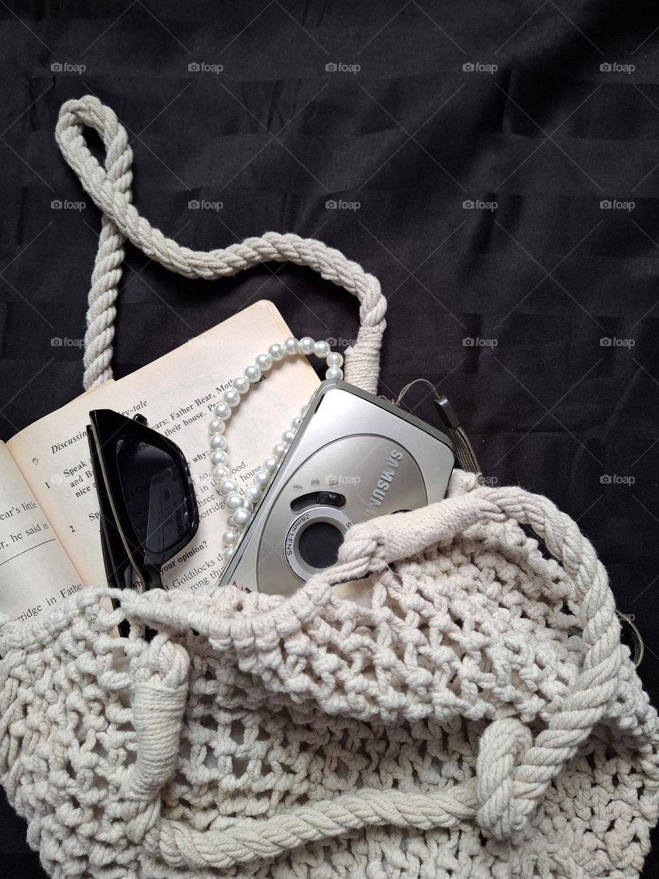 knitted retro bag with vintage accessories for retro looks