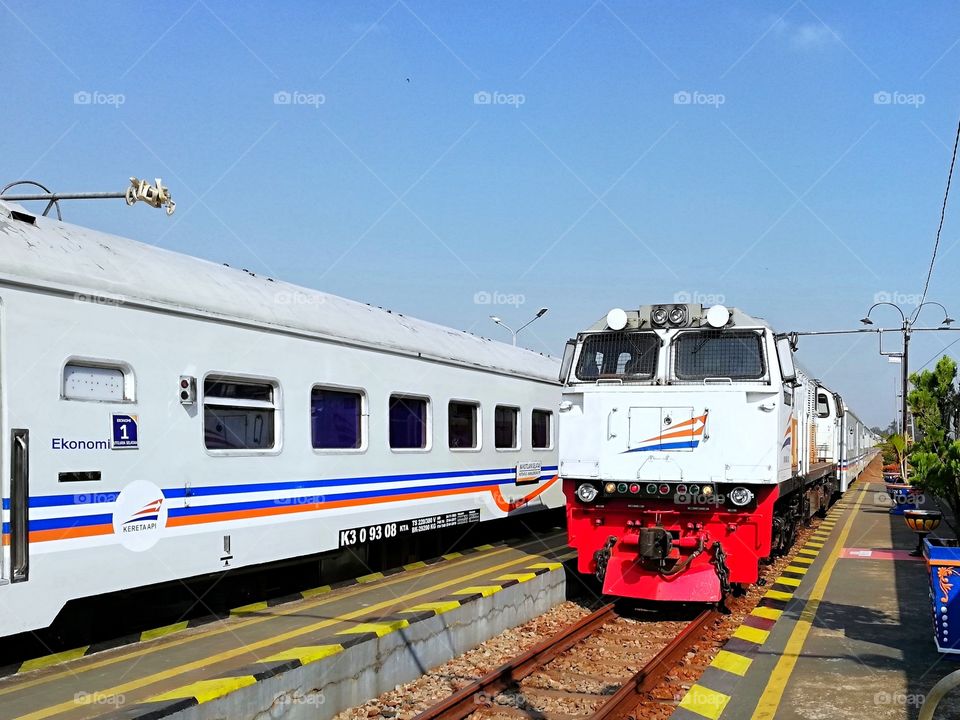 the trains get into station